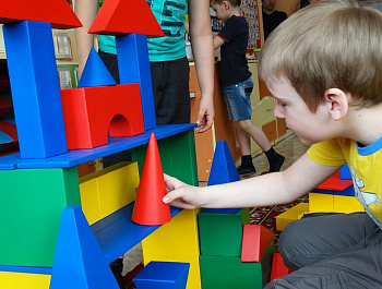 Напольный конструктор из дерева Строитель (390 элементов)