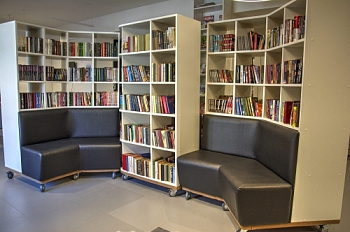 Стеллаж угловой с посадочным местом, на колесах